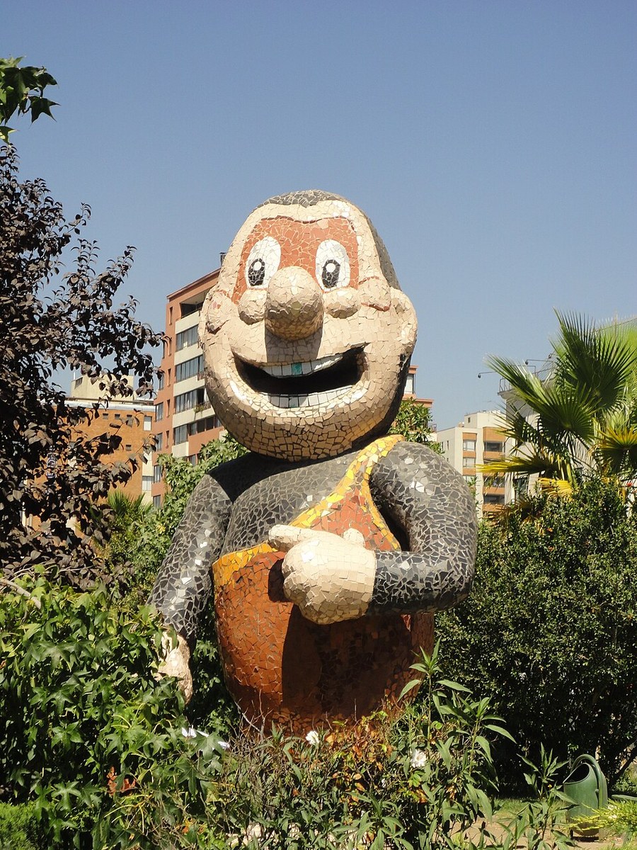 Estatua mosaico de Ogú en Parque del Cómic